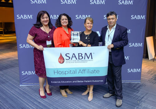 Sherri Ozawa and representatives from SABM present their Hospital Affiliate certification to representatives from Advent Health