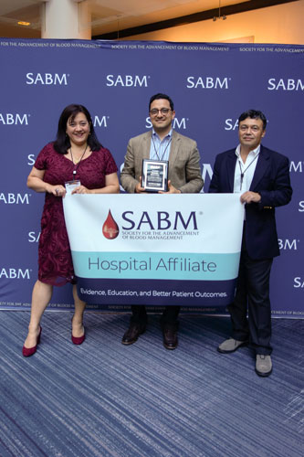 Representatives from SABM awarding a hospital affiliate certification to representatives from Maimonides Medical Center
