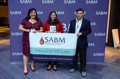Representatives from SABM awarding a hospital affiliate certification to representatives from Mayo Clinic